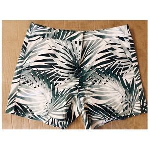 White House black market palm leaf short